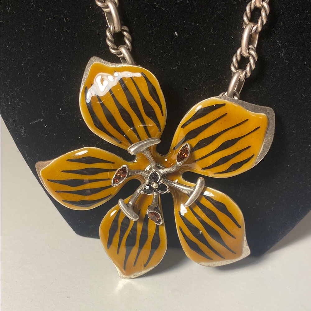 Elegant Orange and Black Floral Necklace - Picture 2 of 6